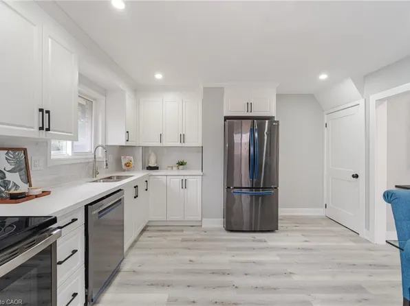 303 Durham Ct, Oshawa, ON L1J 5R5