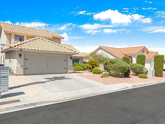 3rd image of 1572 Yellowwood Dr