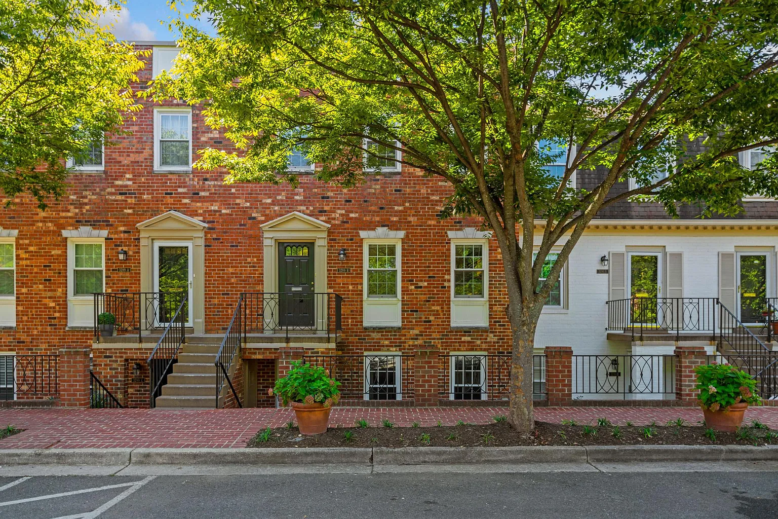 3289 Sutton Pl NW APT B photo 1