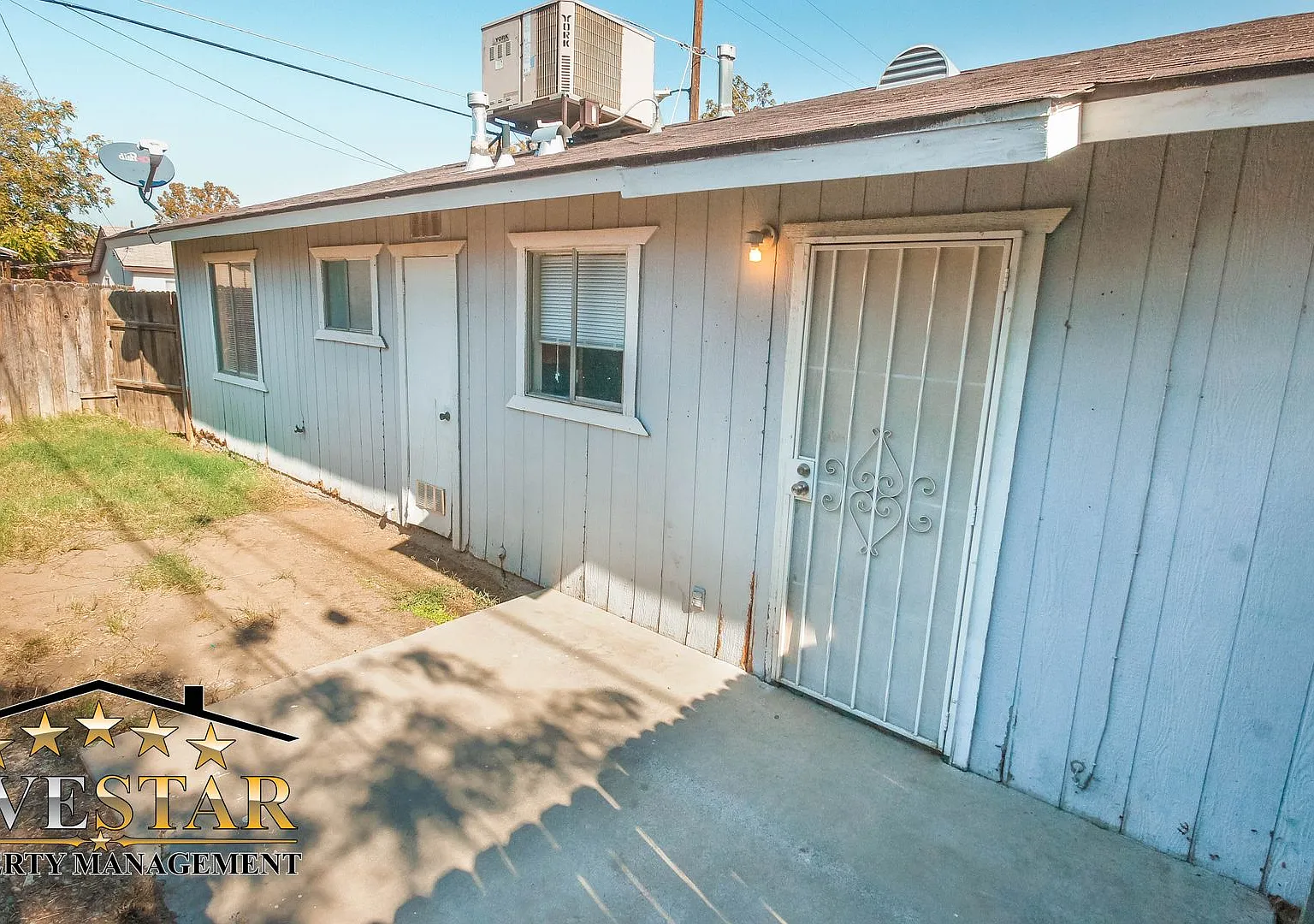 323 Plymouth Ave — Photo 2