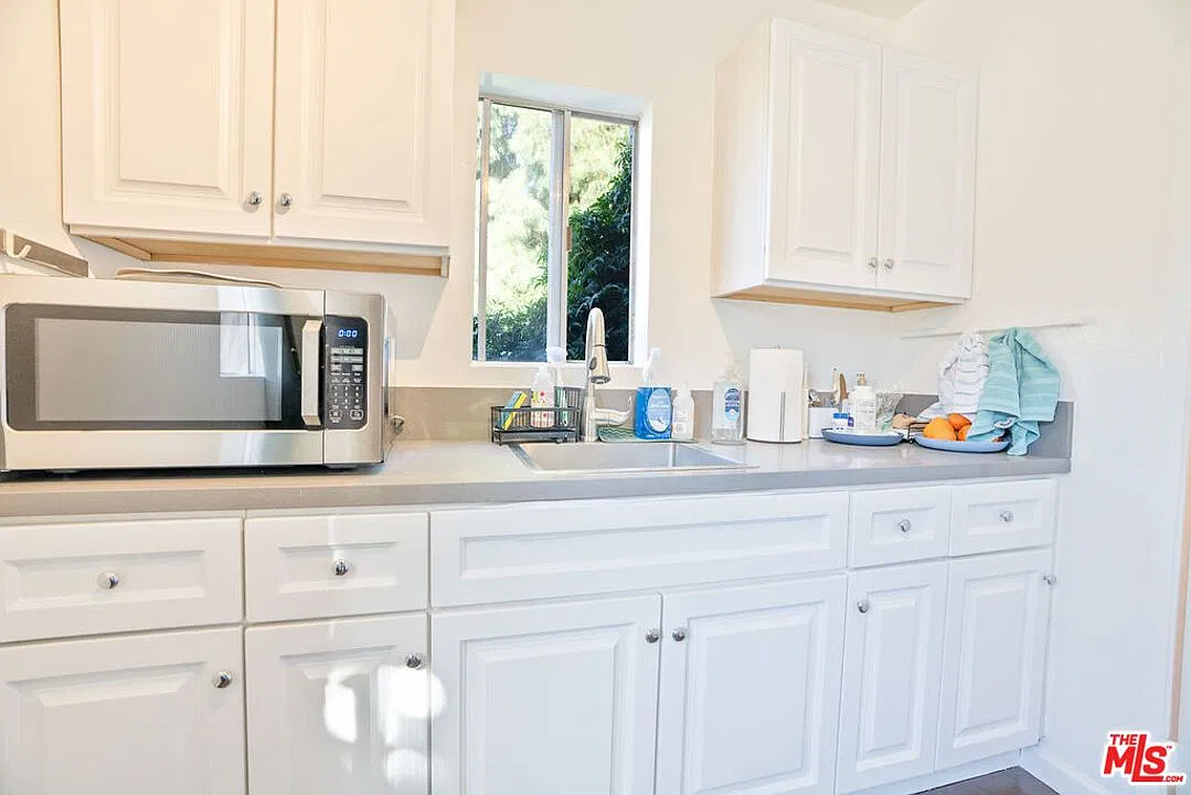 Studio, 1.0 bath, 332 sqft, $1,950 — Photo 2