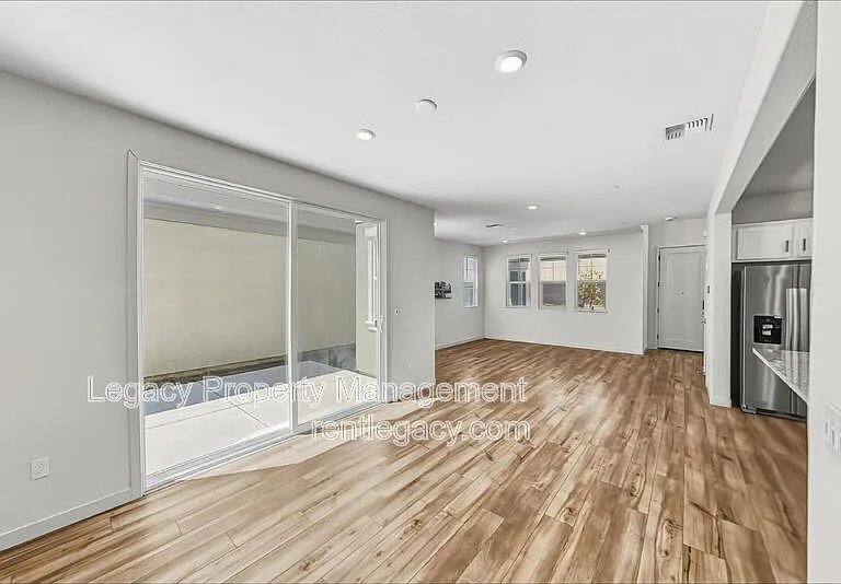 112 Seahorse St — Photo 2