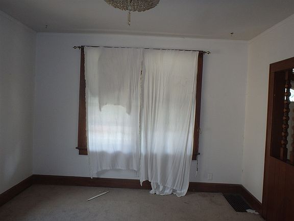 4th image of 1104 E Gum St