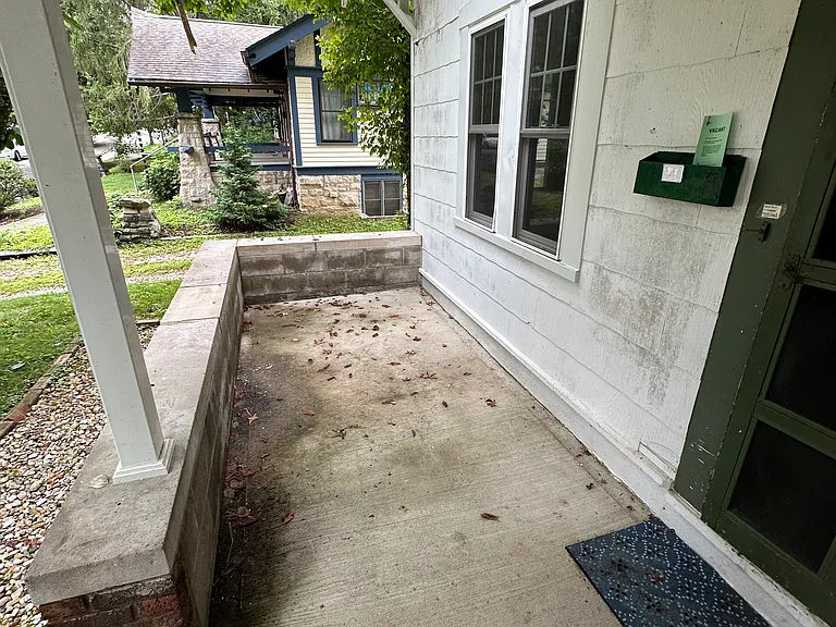 720 E University St — Photo 16