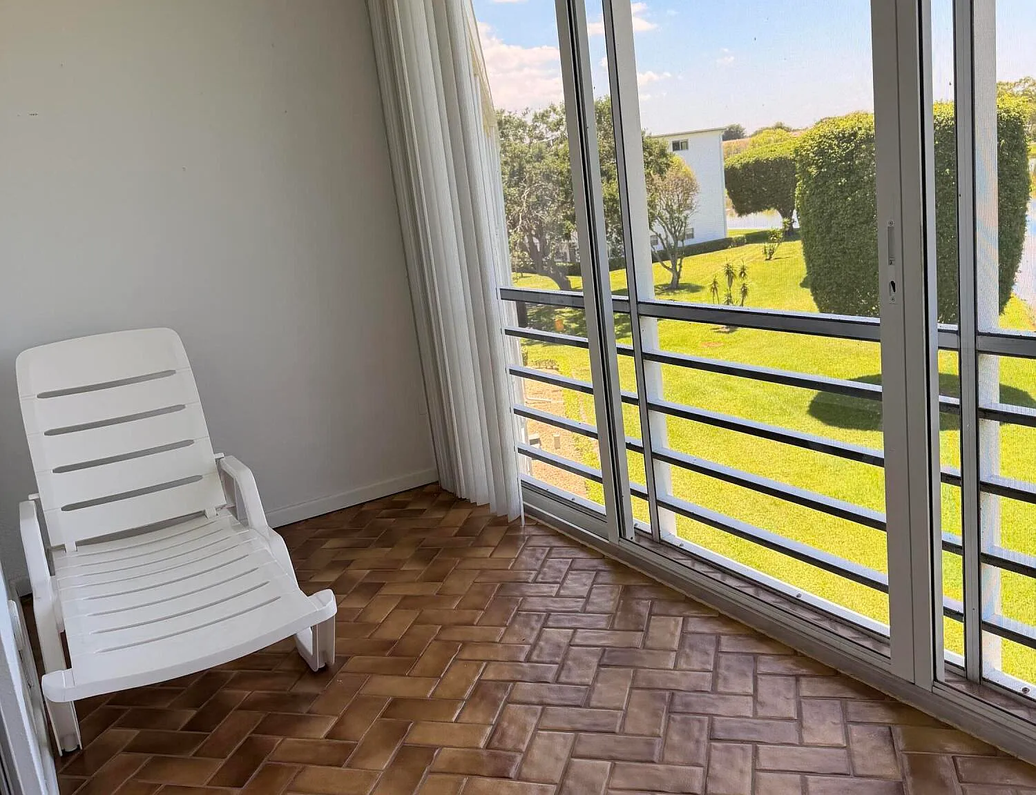 1 bed, 1.5 bath, 738 sqft, $1,399 — Photo 2