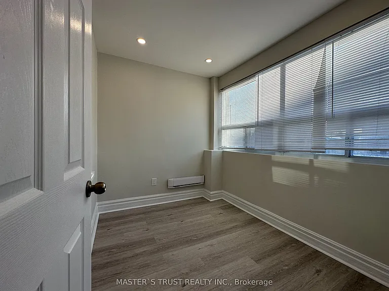 151 Dynevor Rd #MAIN — Photo 6