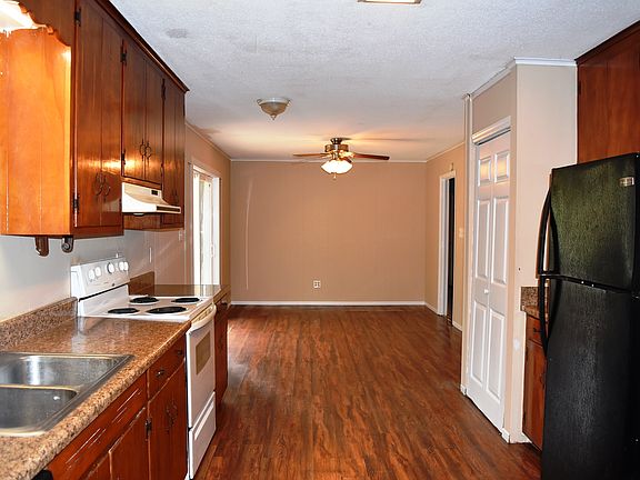 Huge kitchen w/ breakfast 