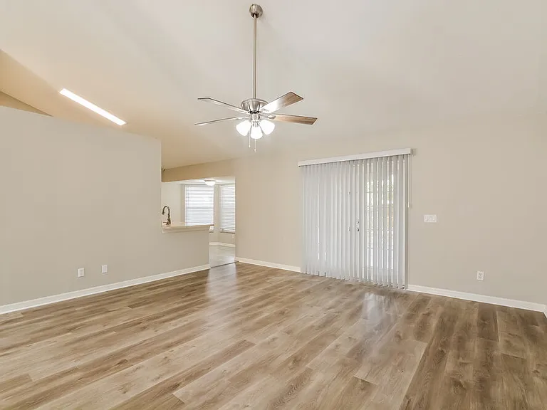 909 Vassar Dr — Photo 6