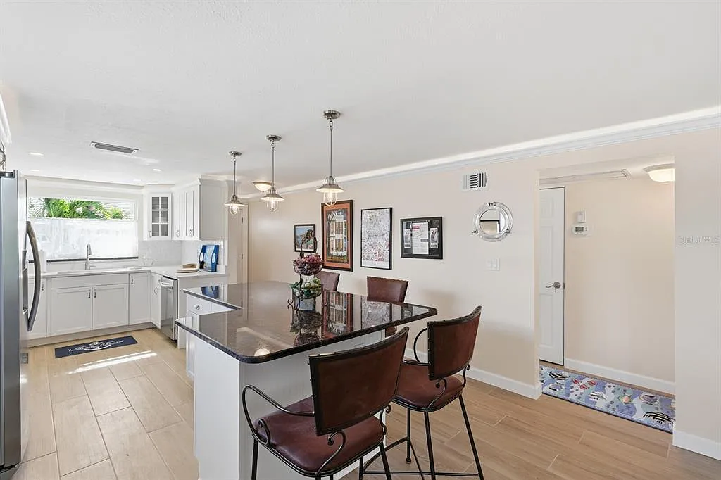 2 bed, 2.0 bath, 1380 sqft, $3,500 — Photo 4