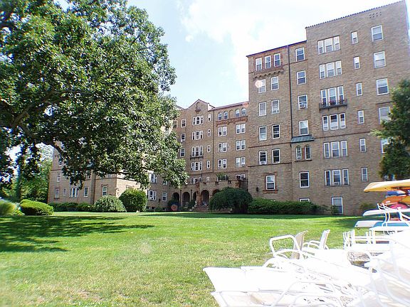 3rd image of 490 Bleeker Ave