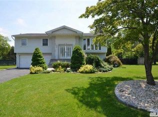 43 Peppermint Rd, Commack, NY 11725