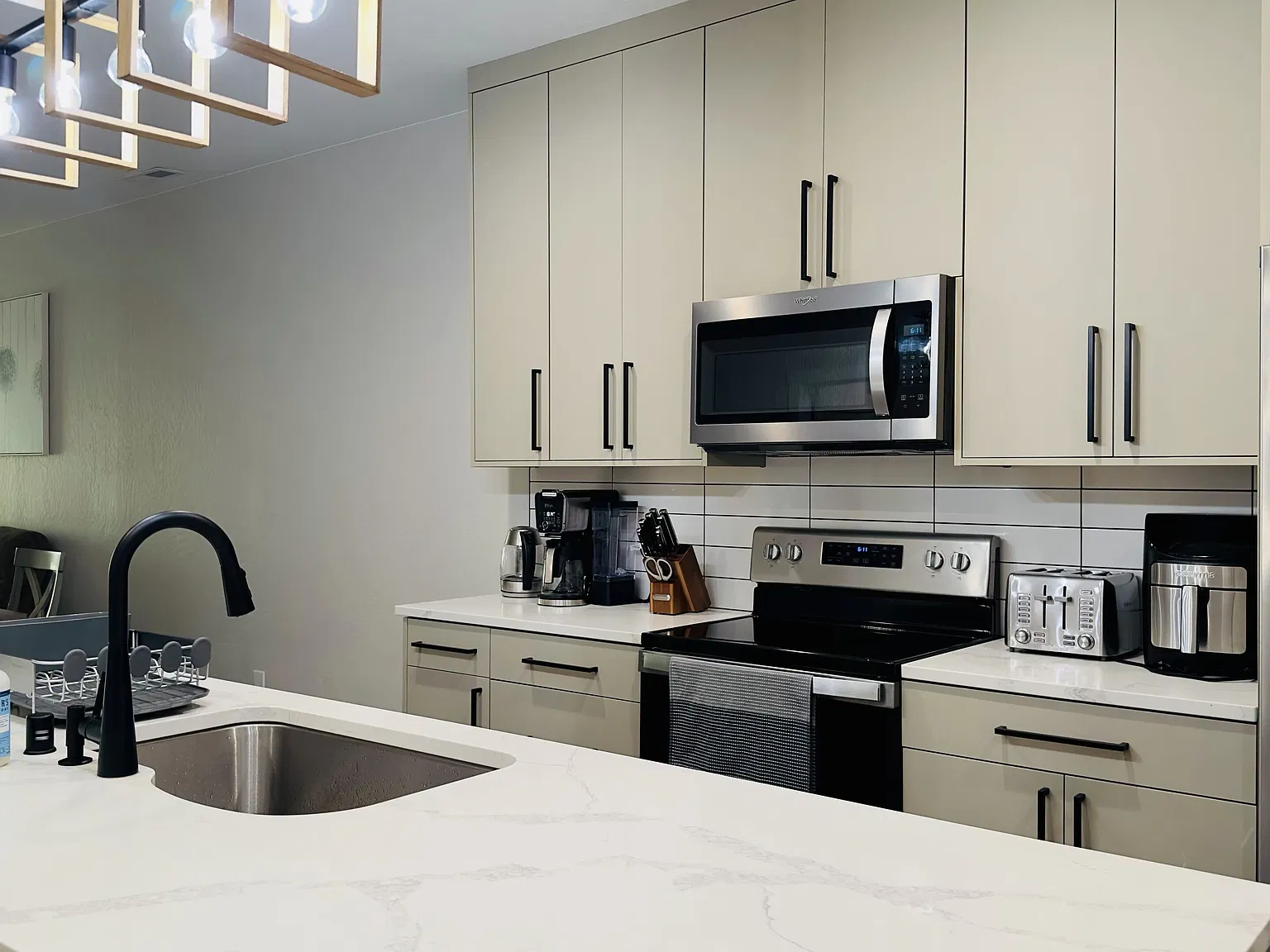 3 bed, 2670 sqft, $2,400 — Photo 2