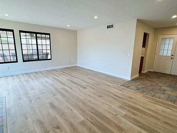 2nd image of 18361836 N Sacramento Ave