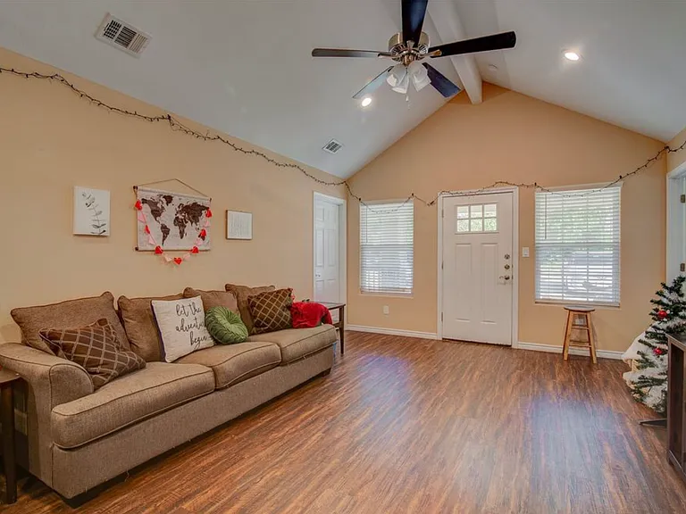 534 E Brockett St — Photo 4