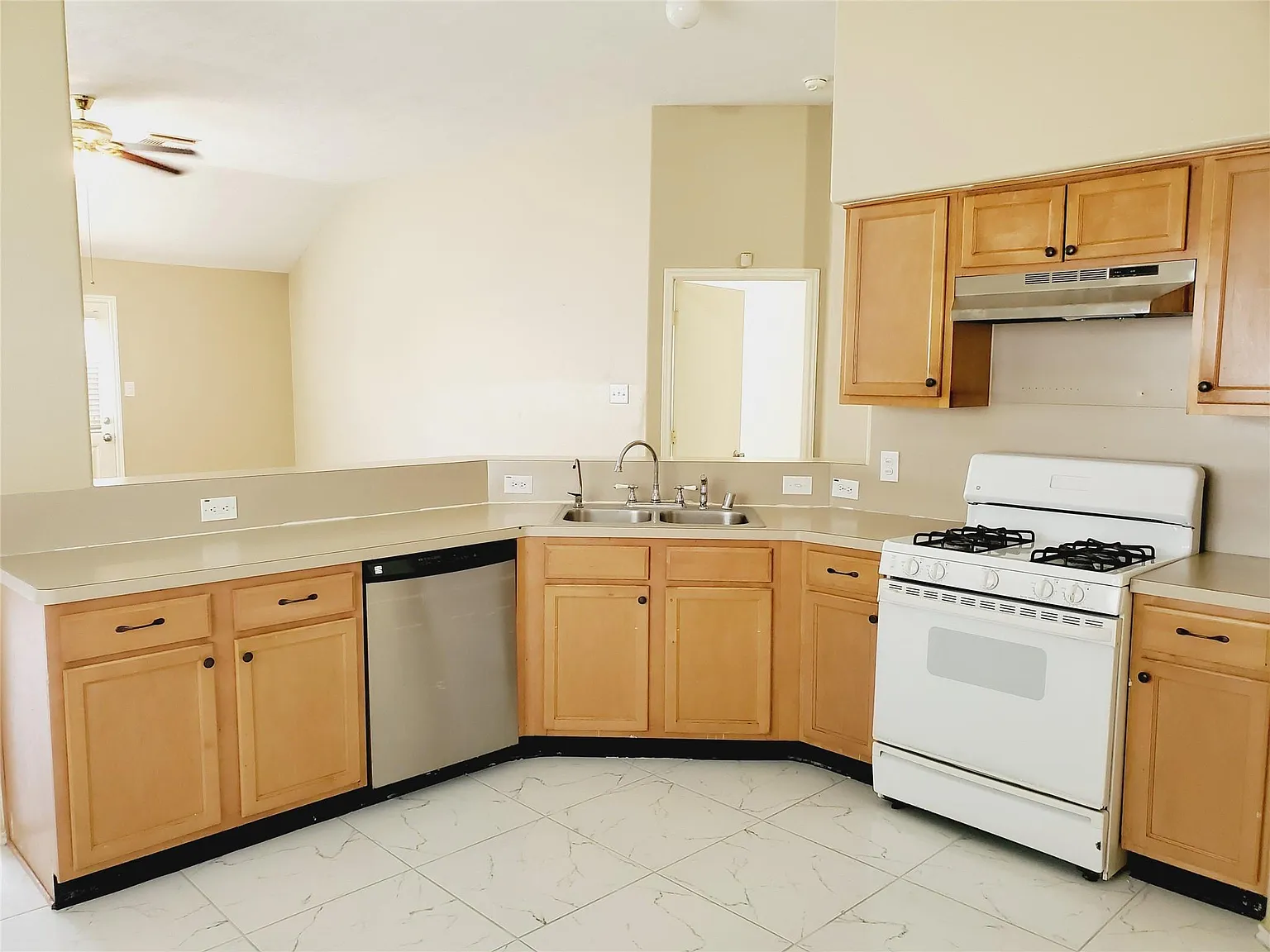 3 bed, 2.0 bath, 1613 sqft, $1,930 — Photo 1