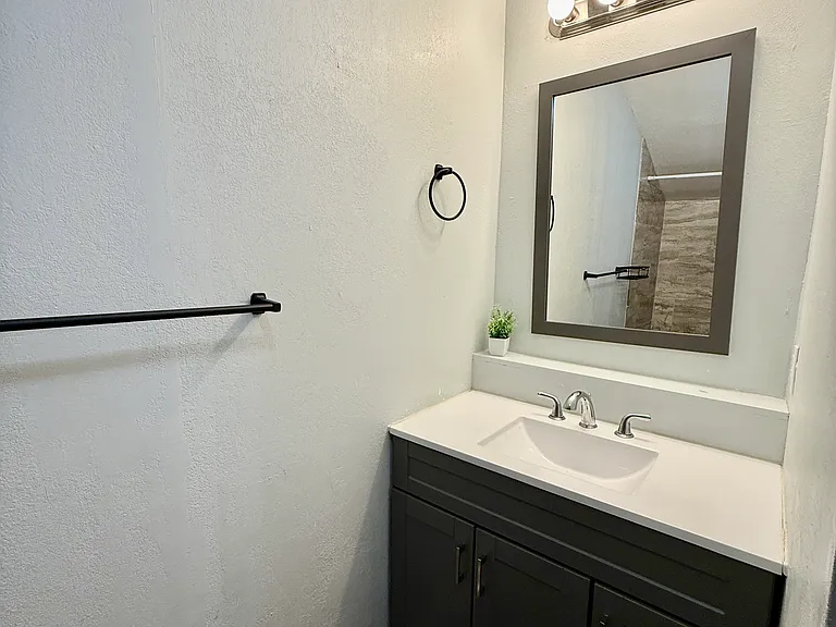 2426 W Desoto St #C — Photo 6
