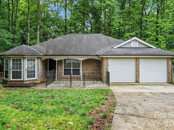 9001 Louvaine Dr, Charlotte, NC 28227