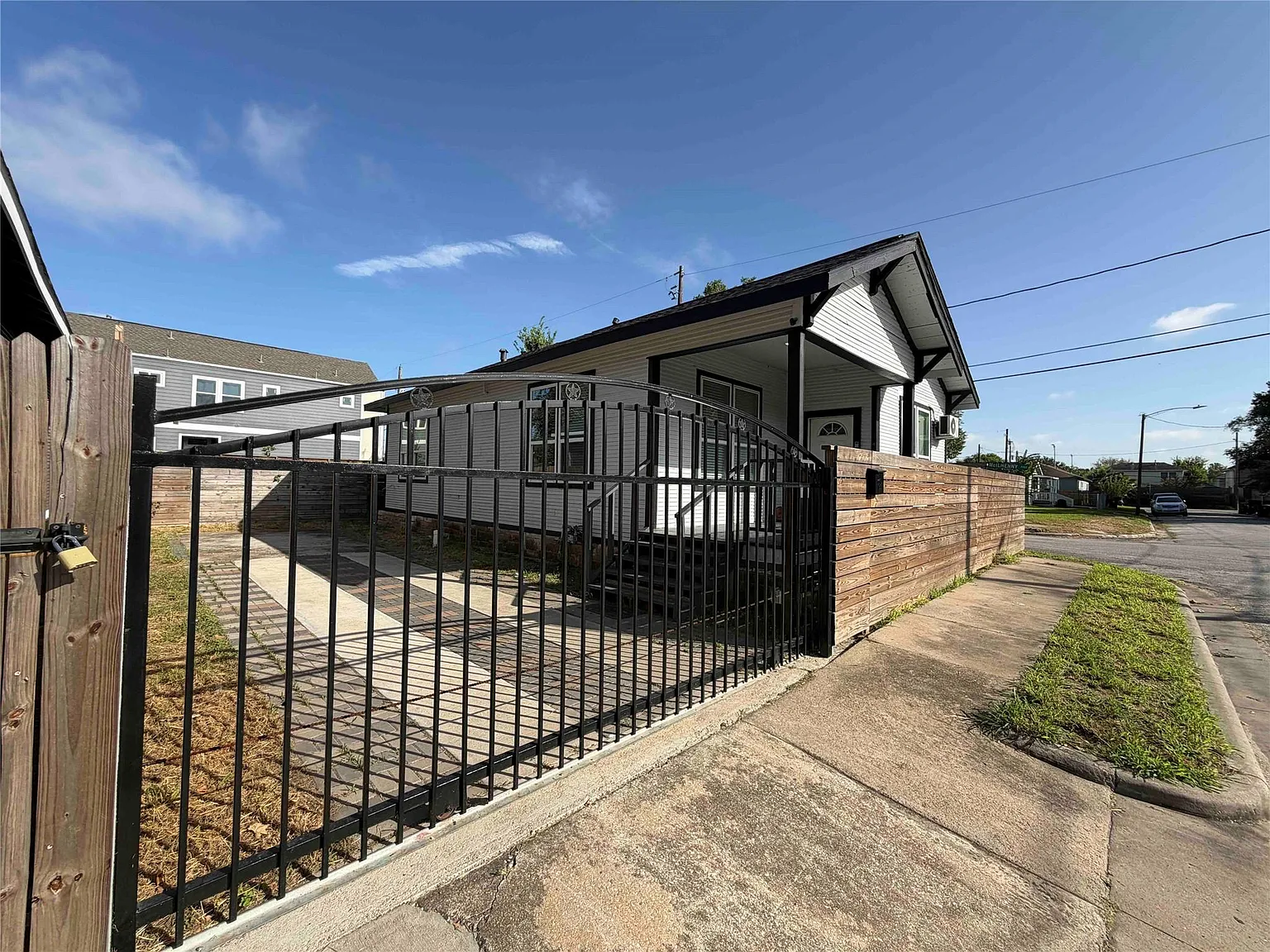 3 bed, 2.0 bath, 1111 sqft, $1,700 — Photo 3
