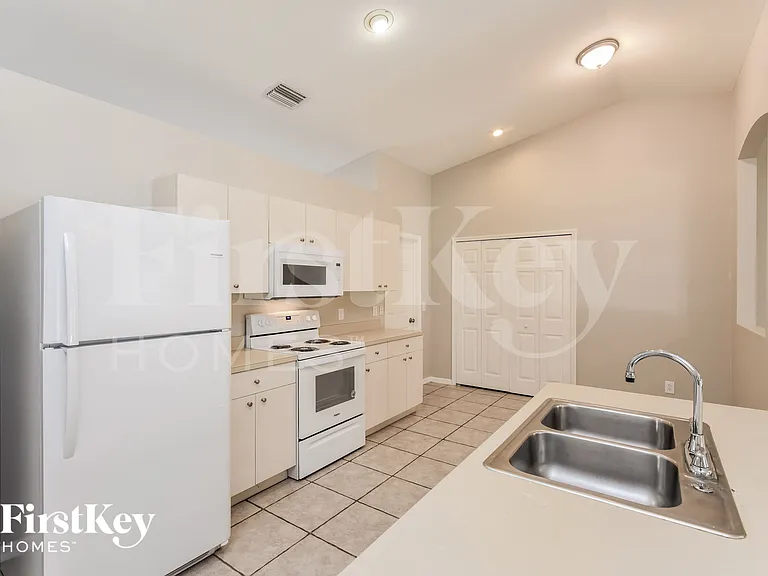 120 SE 46th St — Photo 5