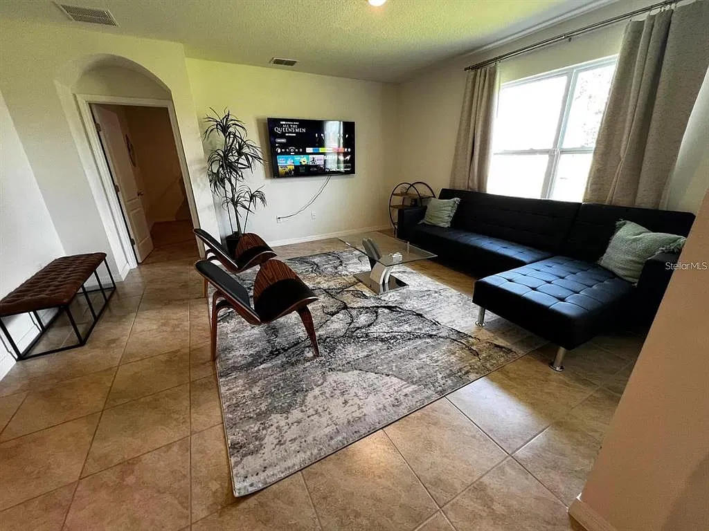 4 bed, 2.0 bath, 1867 sqft, $2,450 — Photo 4