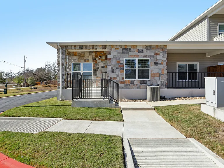 Horseshoe Apartments — Photo 10
