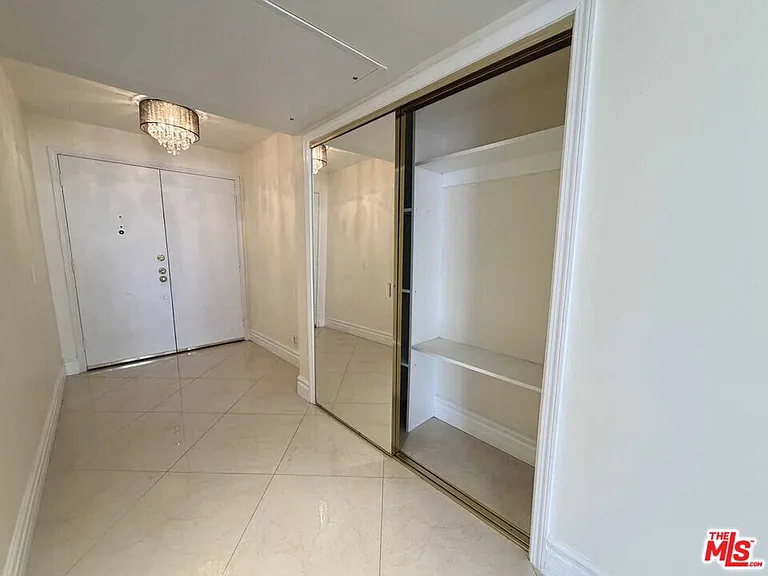 121 S Palm Dr #404 — Photo 7