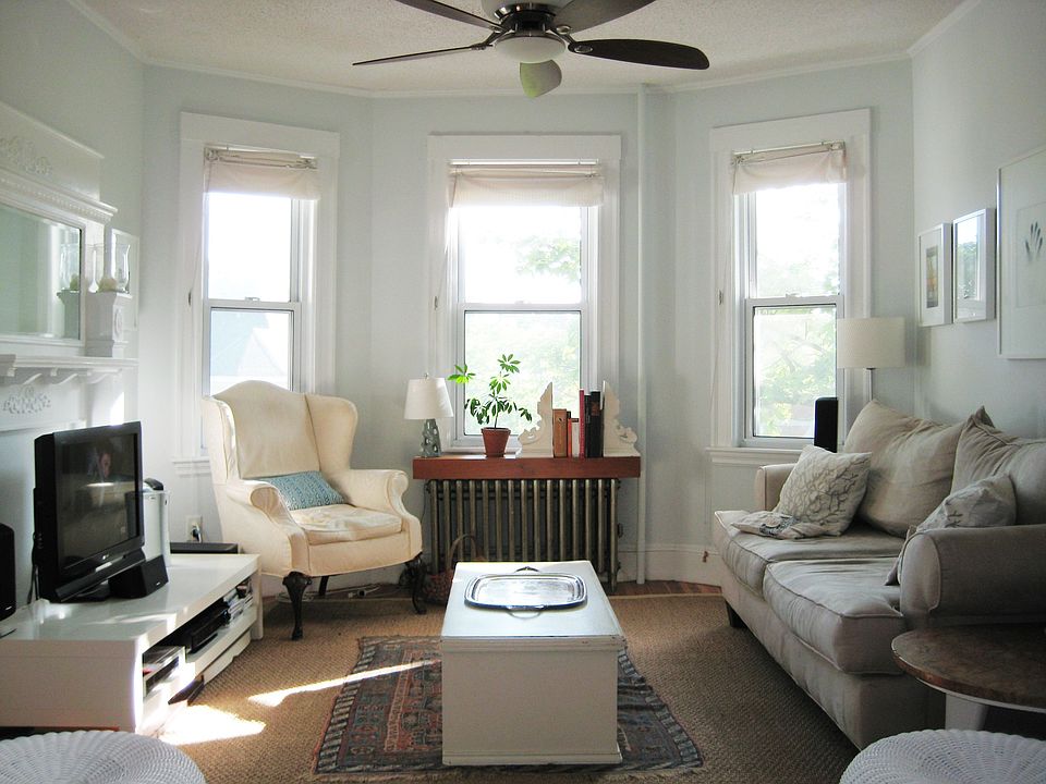 12.10' x 11.9 Spacious living room