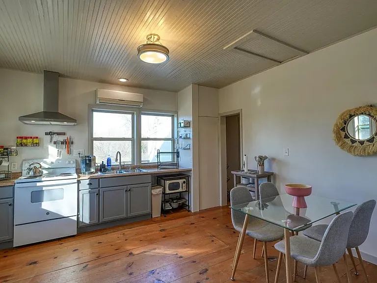 305 W Tarrant St — Photo 6