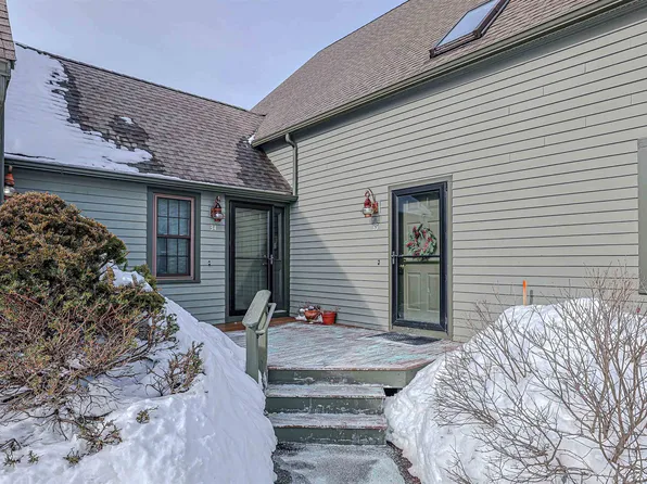 35 Montrose Dr, Stratham, NH 03885
