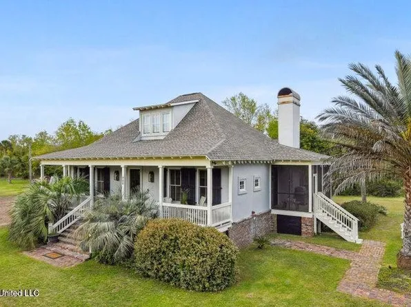 400 Merritt St, Waveland, MS 39576