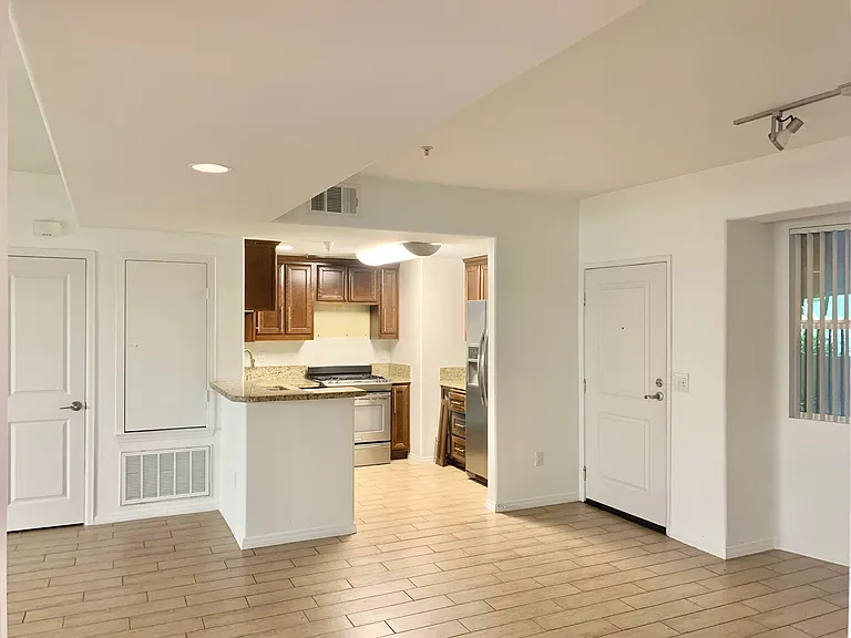The Watermarque Apartments — Photo 9