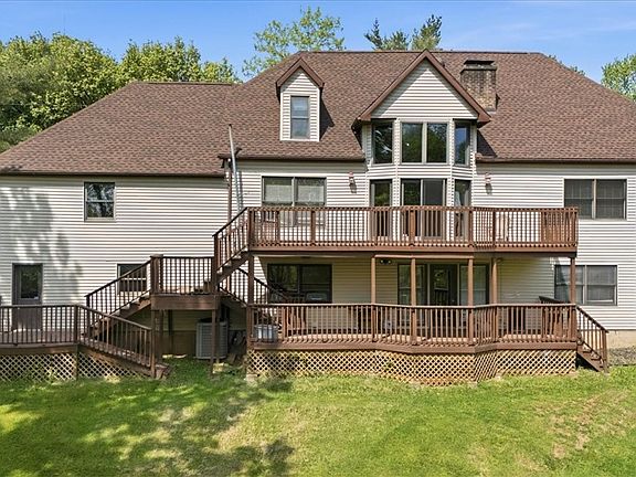 3rd image of 75 Oakridge Dr