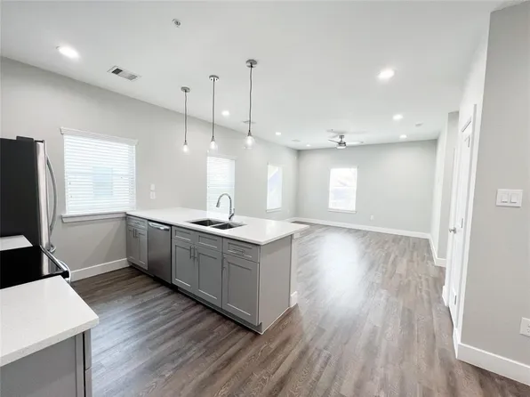 144 W 5th St Unit B, Kemah, TX 77565