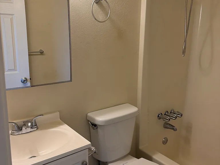 Bathroom between bedrooms