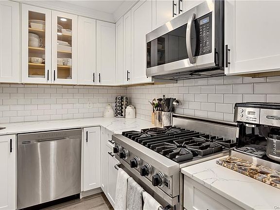 3rd image of 23 Water Grant St APT 6N