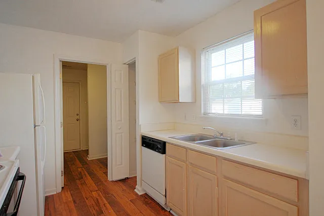 304 Gladstone Dr — Photo 6