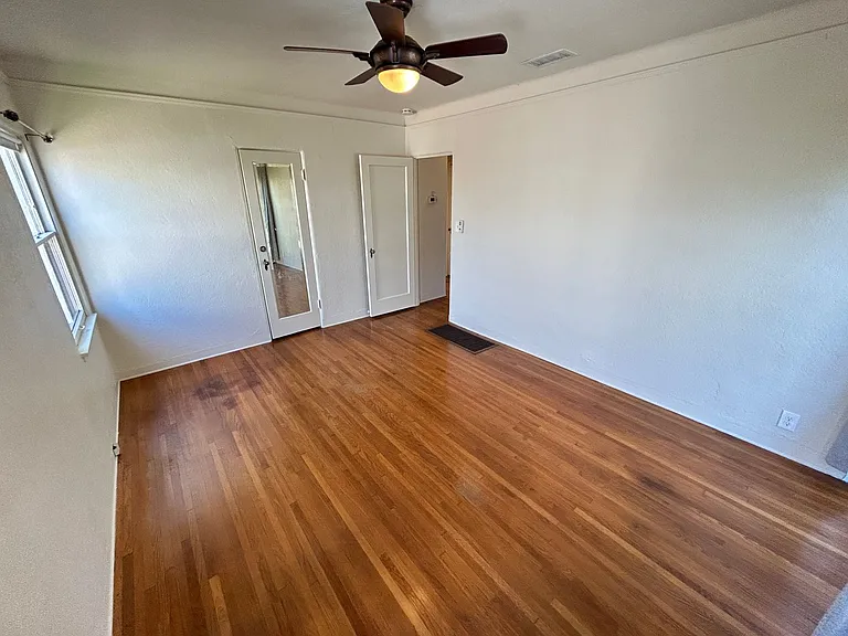 519 S Indiana St — Photo 19