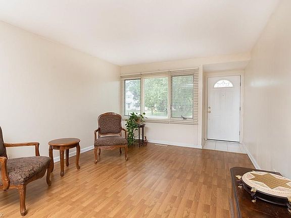 2nd image of 1721 Hawthorne Dr