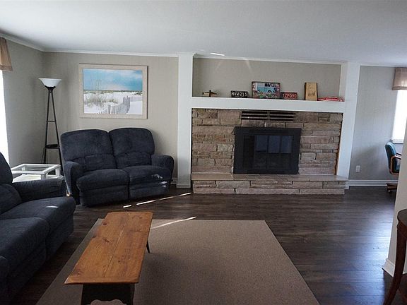 3rd image of 114 Evans St