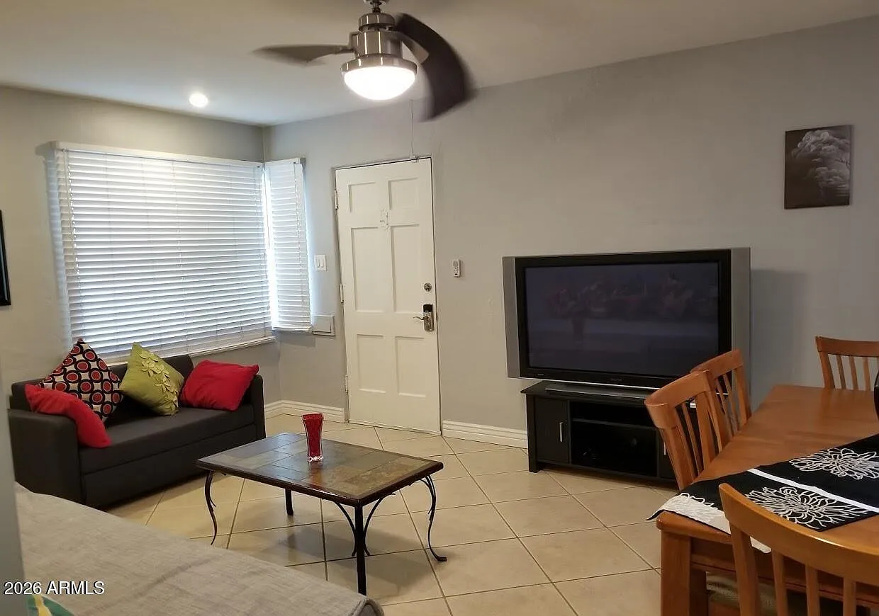 2 bed, 1.0 bath, 1073 sqft, $1,900 — Photo 3