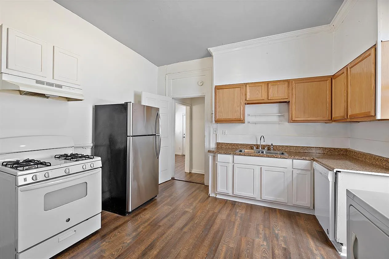 4 bed, 2.0 bath, 1400 sqft, $3,095 — Photo 2