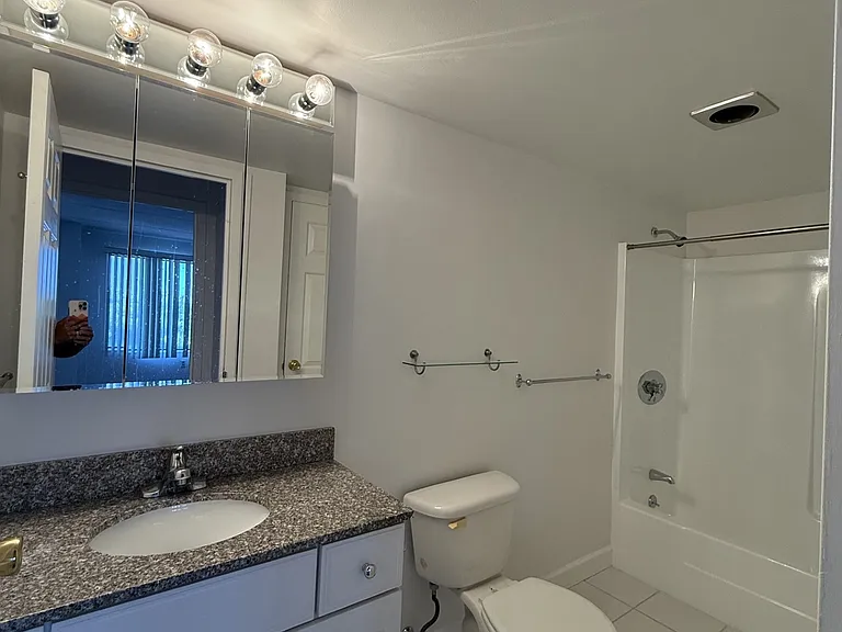 2nd bathroom with tub/shower