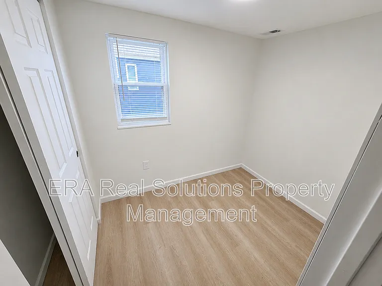 126 S Oakley Ave — Photo 8