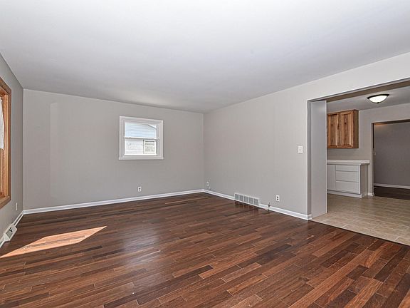 4th image of 3319 E Woodview Ave