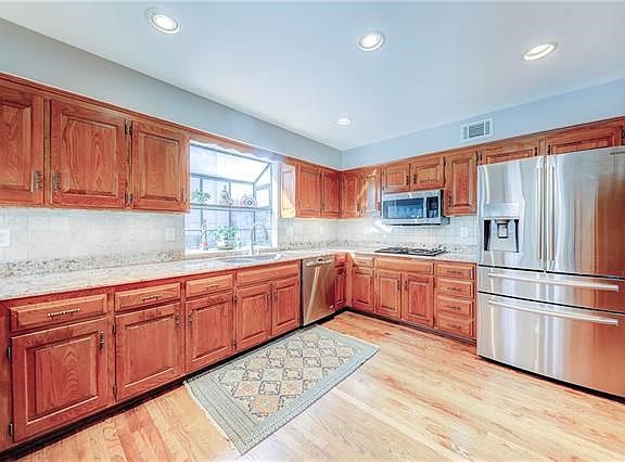 3rd image of 10115 W 121st St