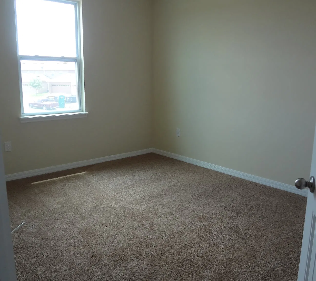3 bed, 2.5 bath, 1760 sqft, $800 — Photo 2