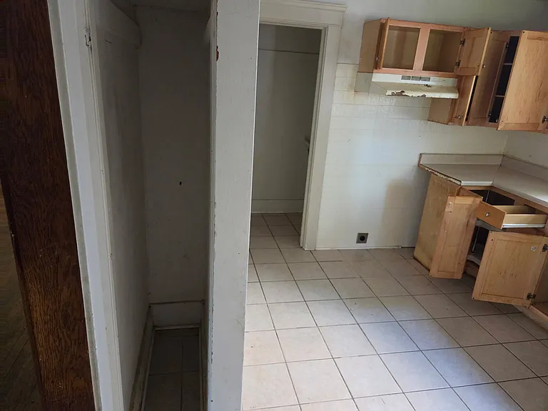 1139 W 11th St — Photo 9