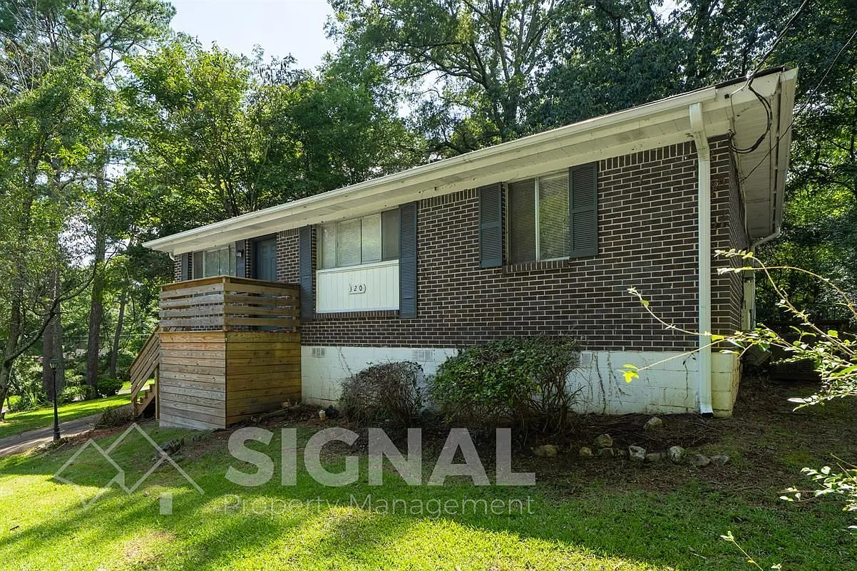 3 bed, 1.0 bath, 911 sqft, $995 — Photo 2
