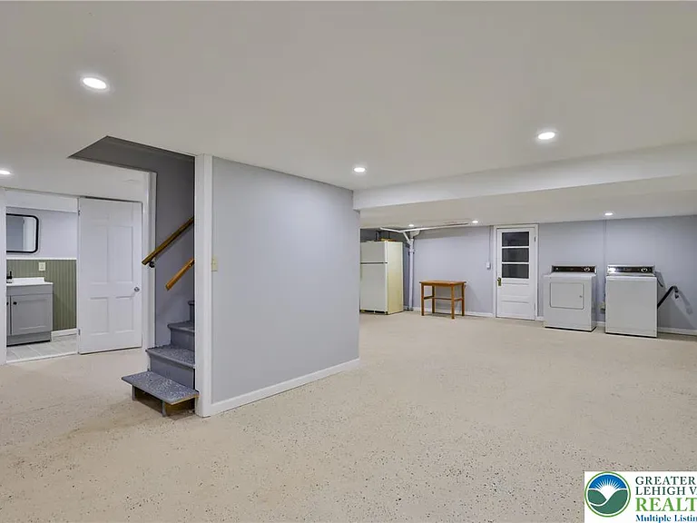 336 E Market St — Photo 17