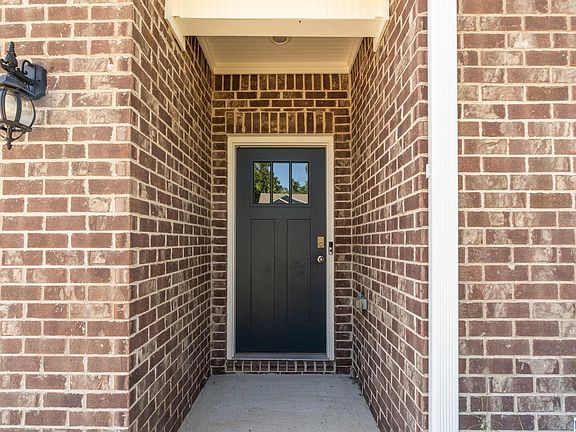 4th image of 1016 Flyway View Ln